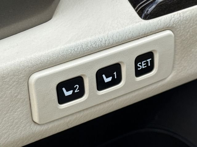 Used 2020 White Lexus 460 image 21