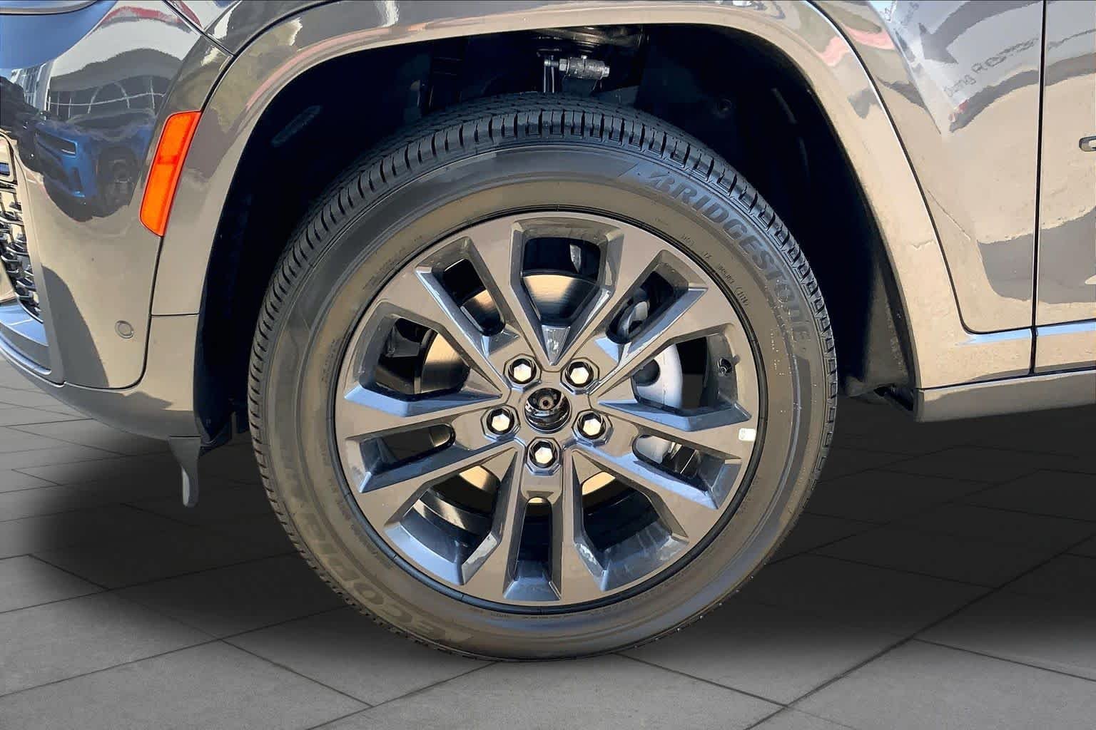 New 2026 Baltic Gray Metallic Clear-Coat Exterior Paint Jeep Limited Reserve image 11