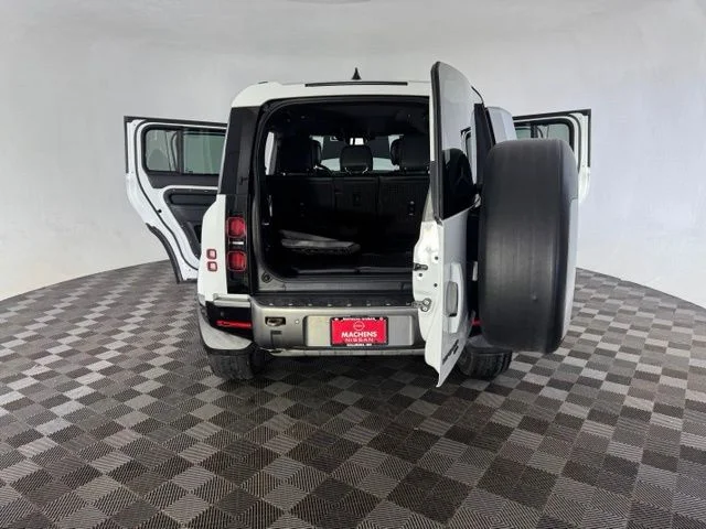 Used 2022 White Land Rover X-Dynamic HSE image 15