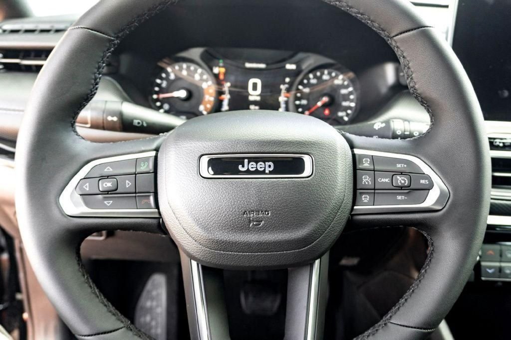 New 2026 Diamond Black Crystal Pearl-Coat Exterior Paint Jeep Limited image 12