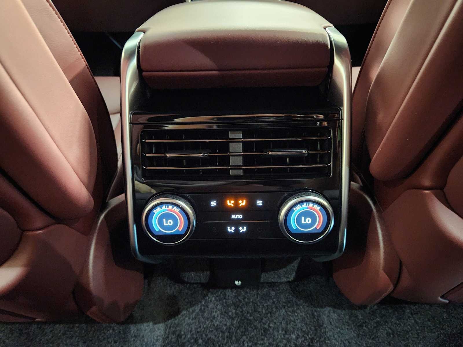 New 2026 Carpathian Grey Premium Metallic Land Rover SE image 29