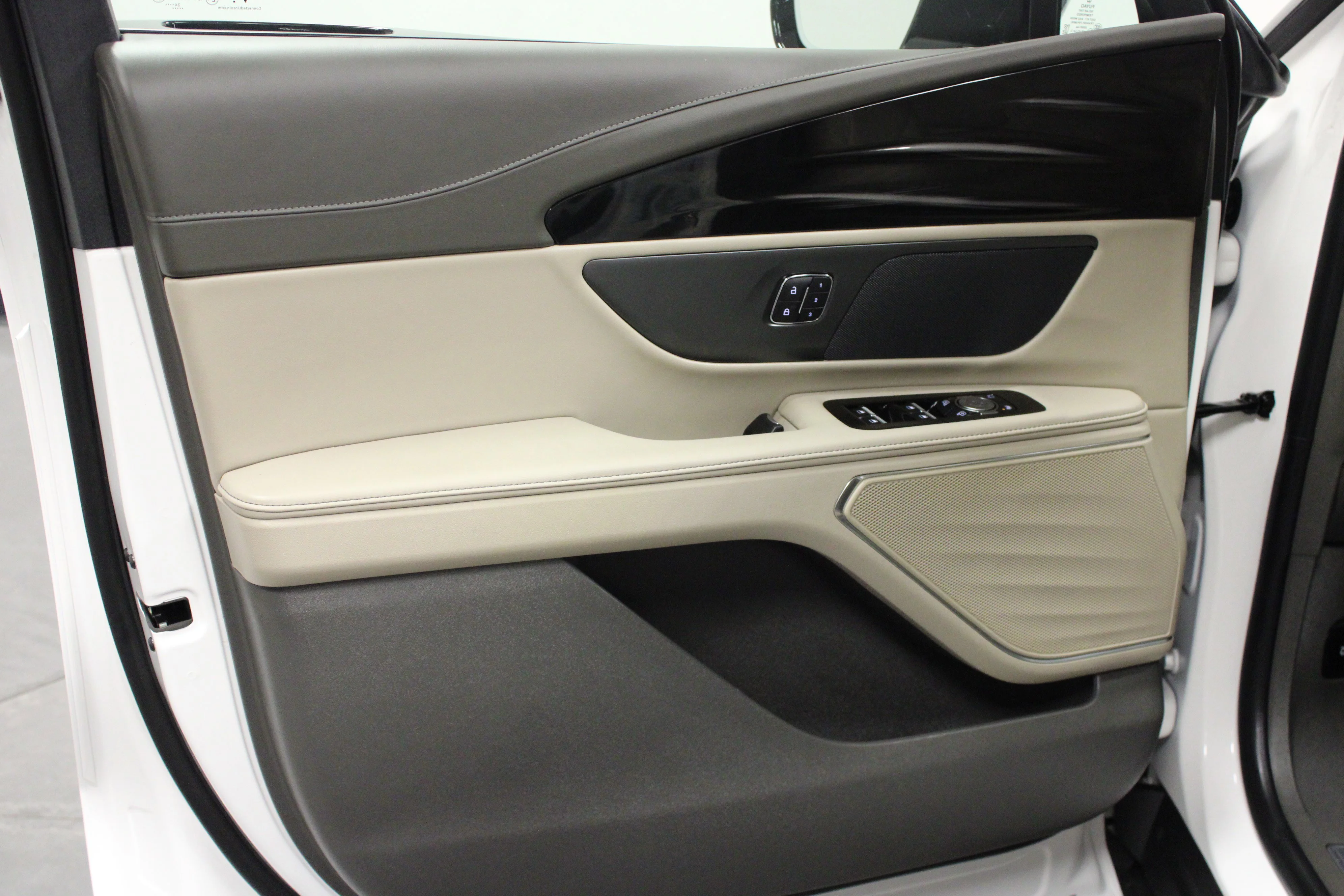 Used 2025 White Platinum Clearcoat Metallic Lincoln Premiere image 11