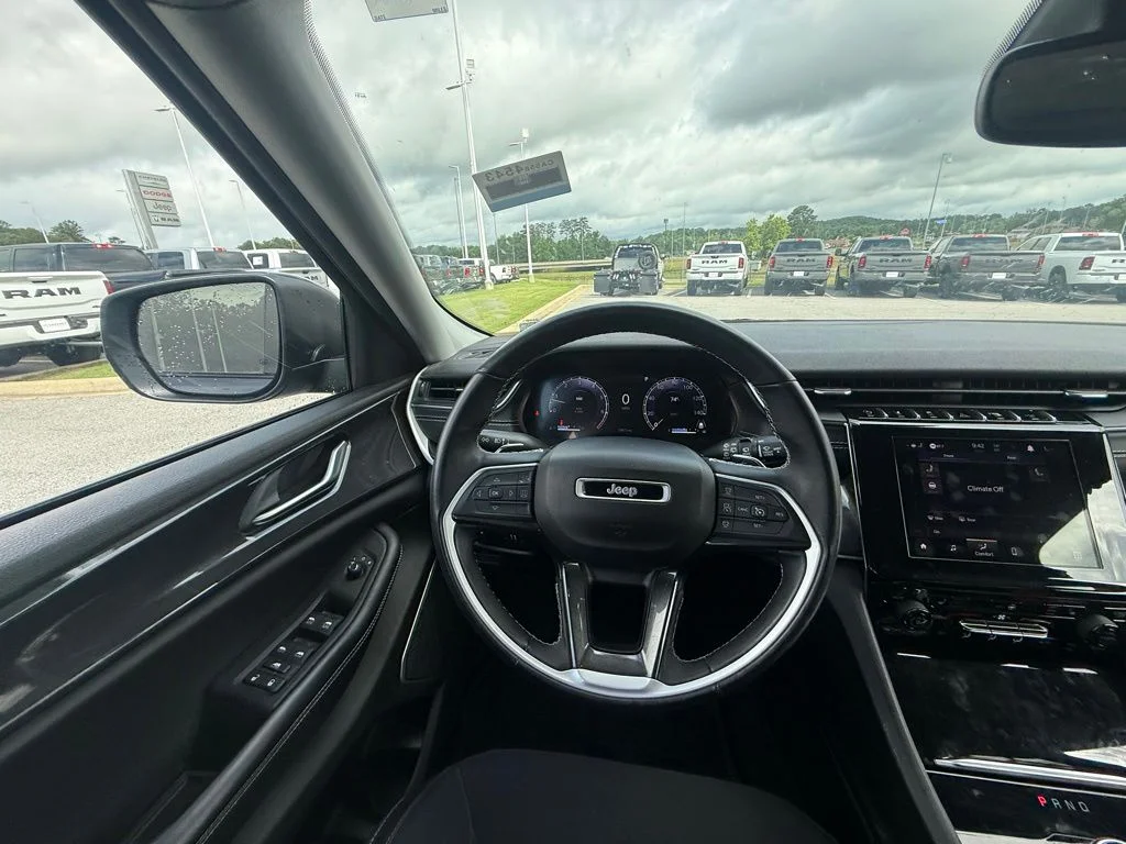 Used 2022 Gray Jeep Laredo image 9
