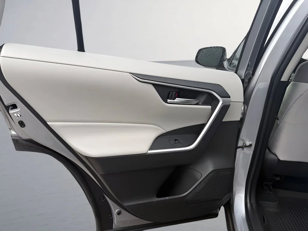 Used 2020  Toyota XLE image 28