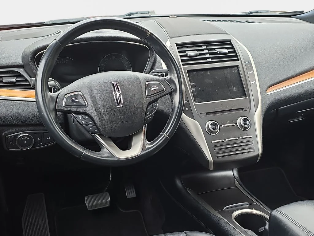 Used 2017 Red Lincoln Reserve image 16