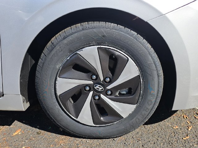 Used 2017 Silver Hyundai SEL image 9