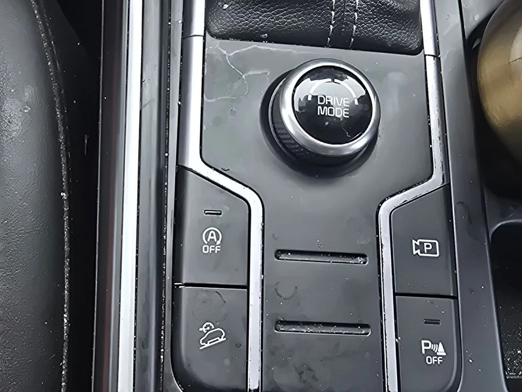 Used 2022 White Kia S image 35