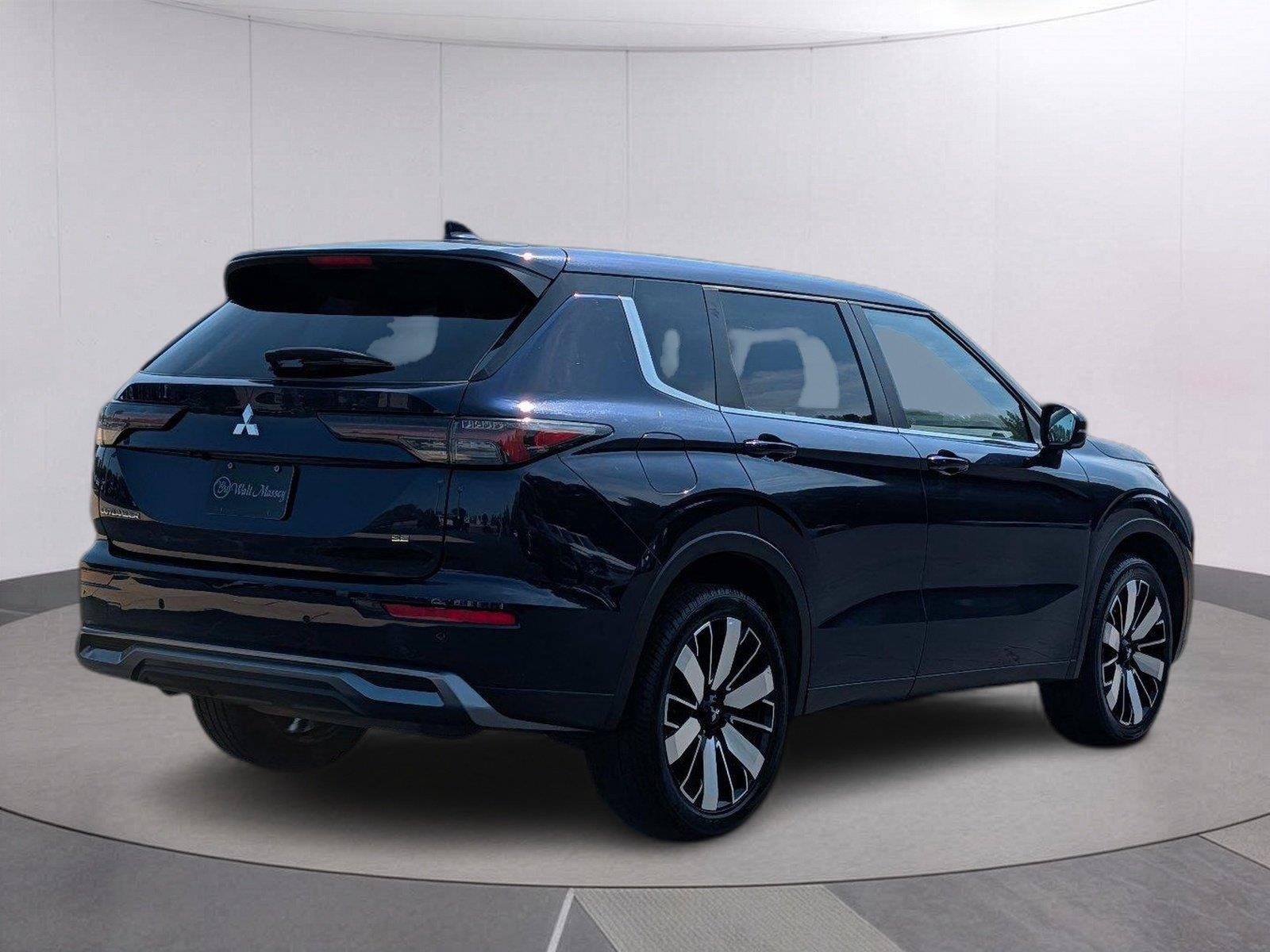 Used 2025 Cosmic Blue Metallic Mitsubishi SE image 5