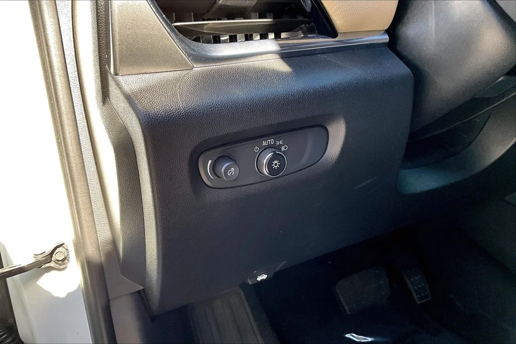 Used 2022 White Chevrolet LS image 12