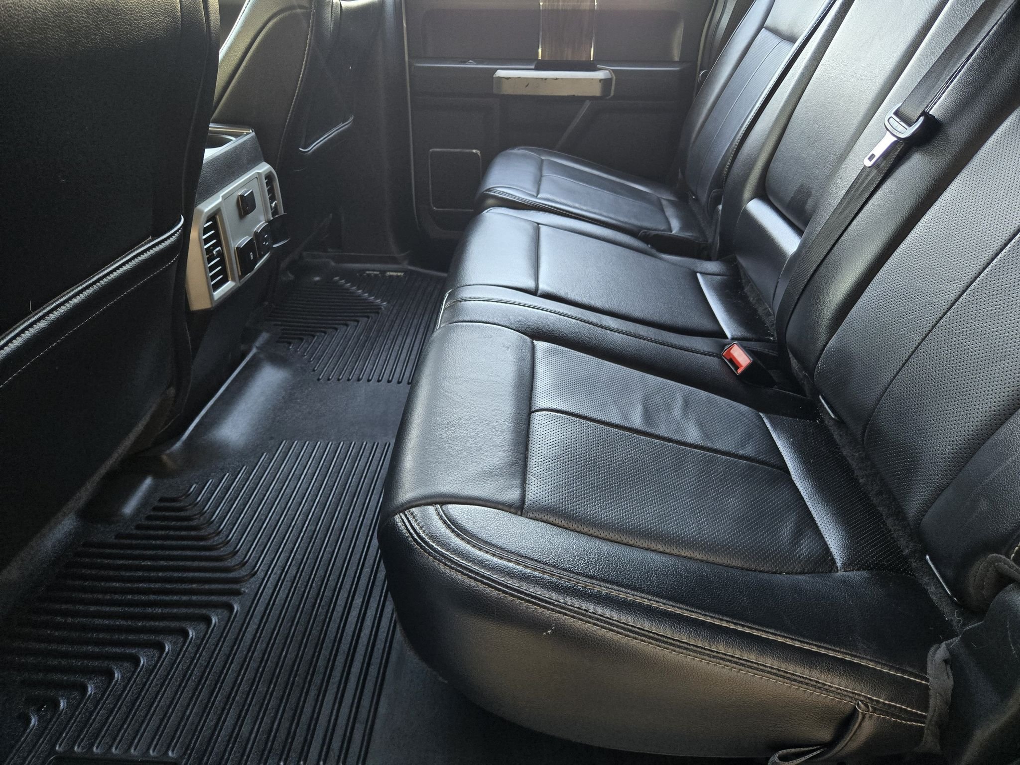Used 2020 Oxford White Ford LARIAT image 31