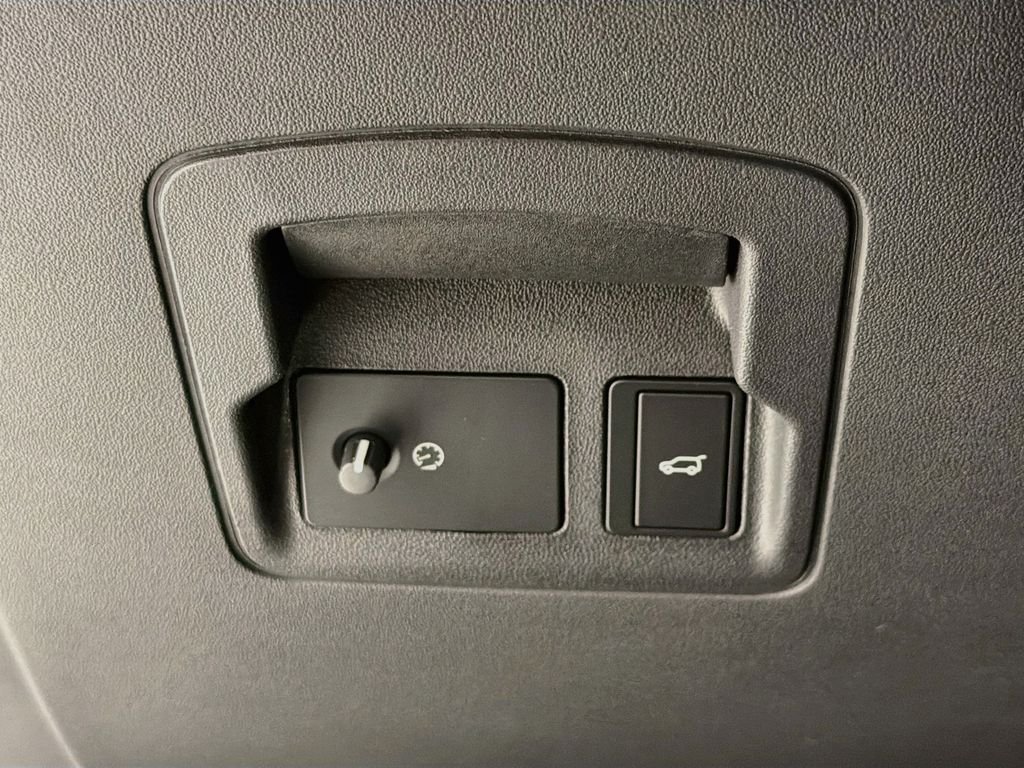 New 2026 Santorini Black Land Rover Belgravia Edition image 10