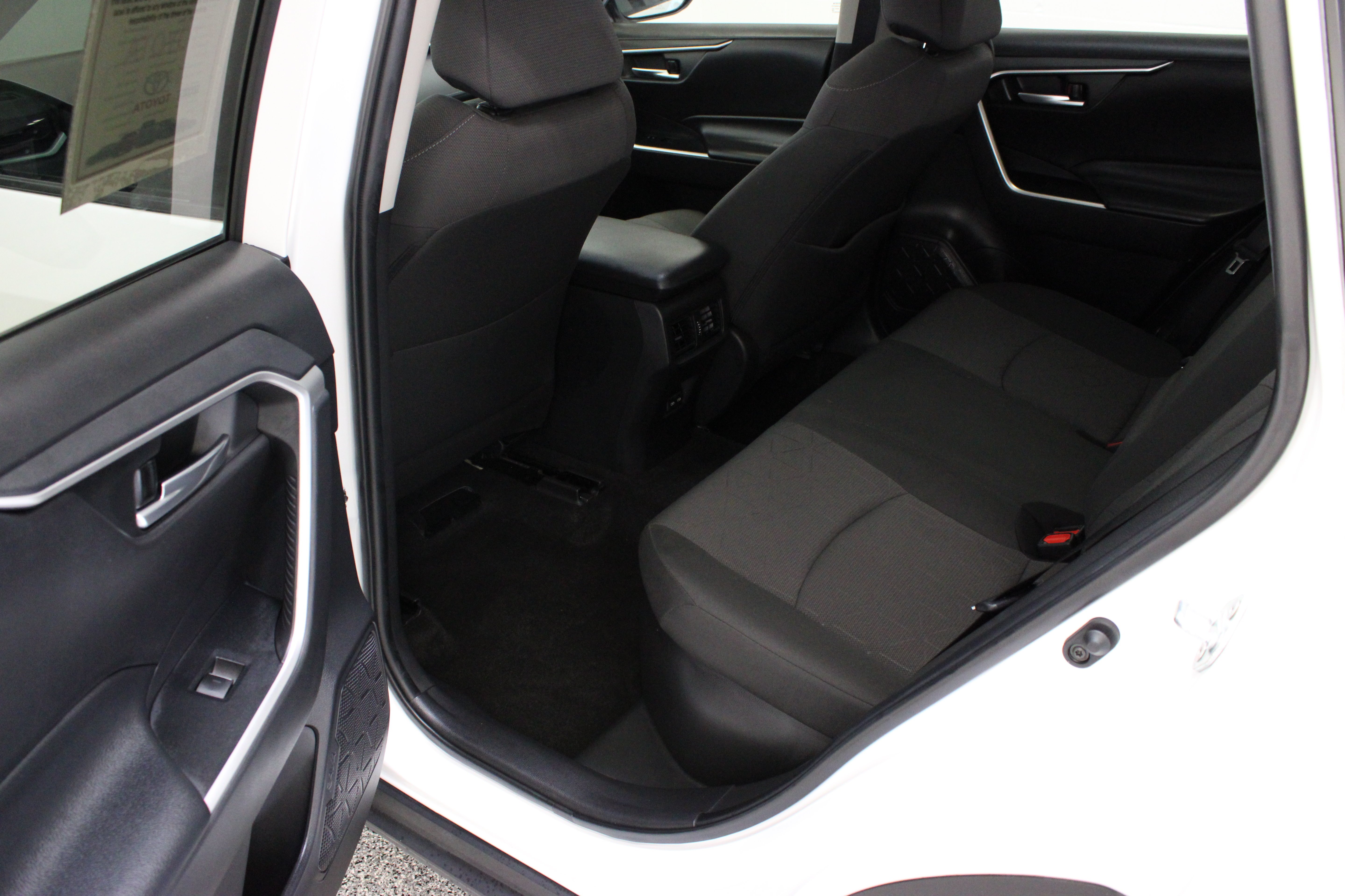 Used 2024 Ice Cap Toyota Hybrid XLE 2.5L image 27
