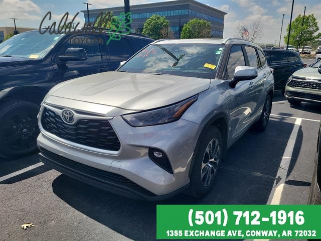 Celestial Silver Metallic 2023 Toyota Highlander XLE FWD SUV / Crossover Front-Wheel Drive