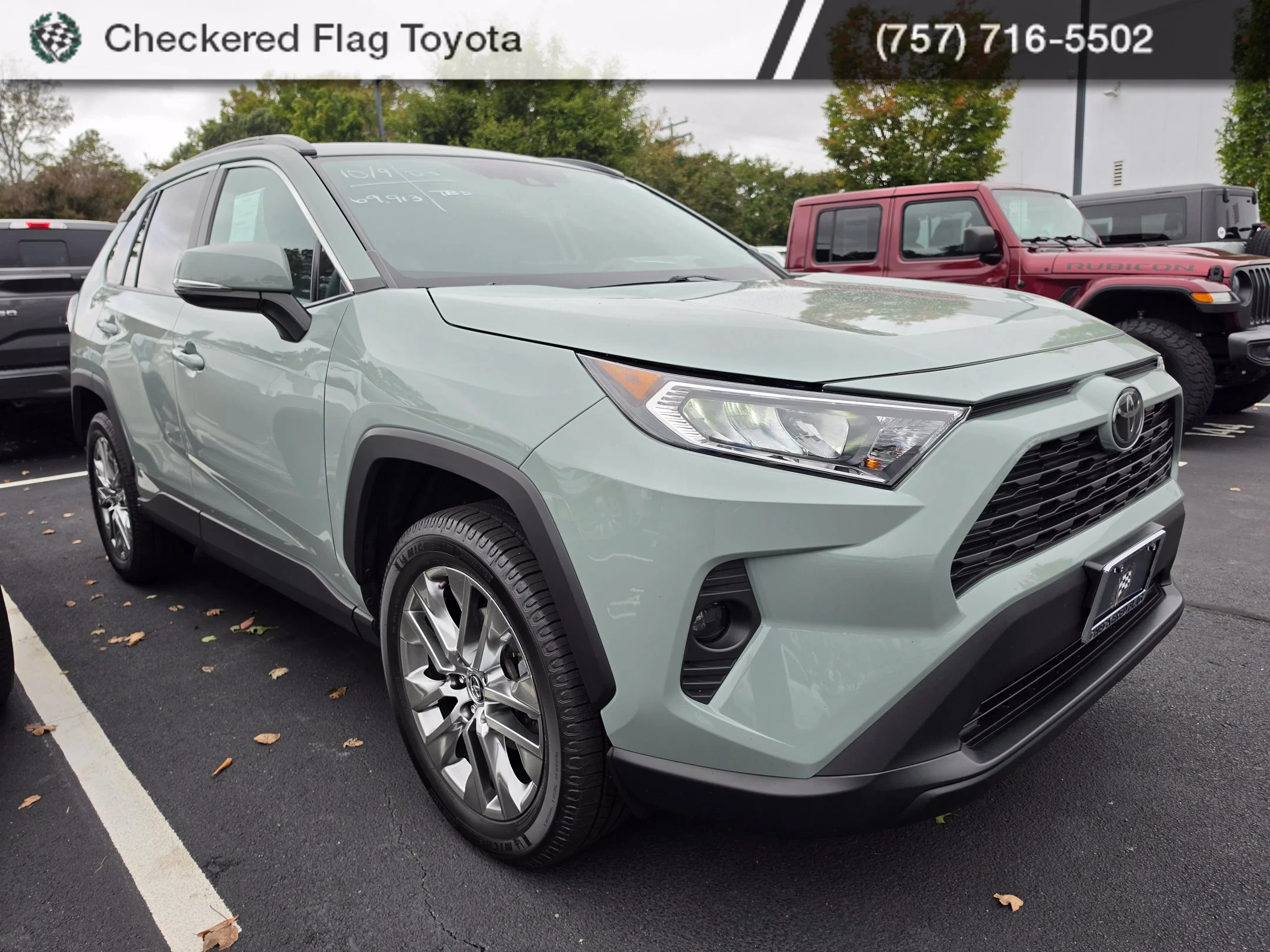 Used 2020 Lunar Rock Toyota XLE Premium image 3