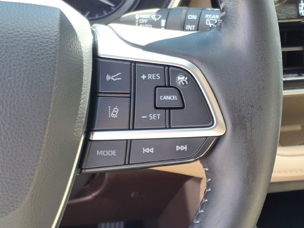 Used 2020 Blizzard Pearl Toyota Platinum image 18