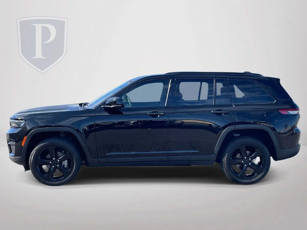 Used 2023 Black Jeep Altitude image 5