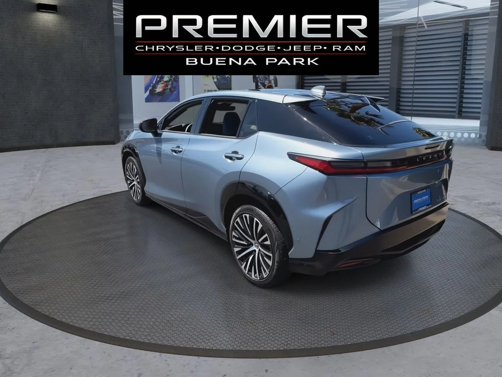 Used 2023  Lexus 450e Luxury image 6