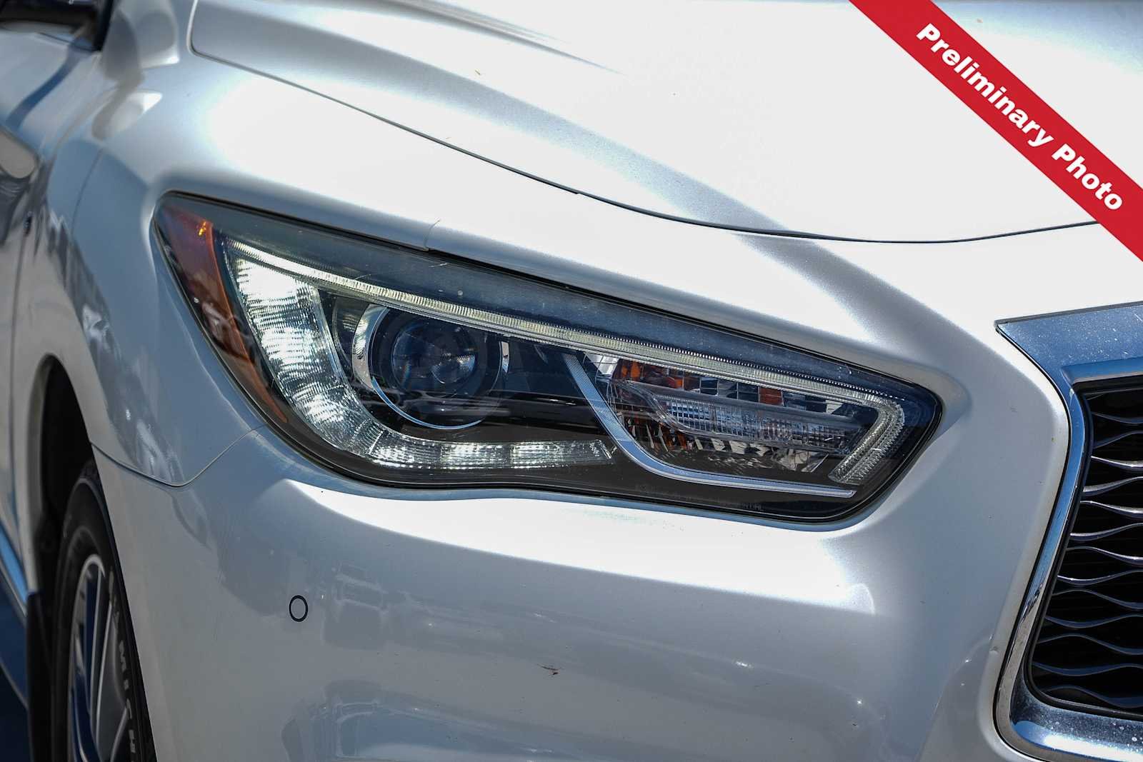 Used 2019 Majestic White INFINITI LUXE image 4