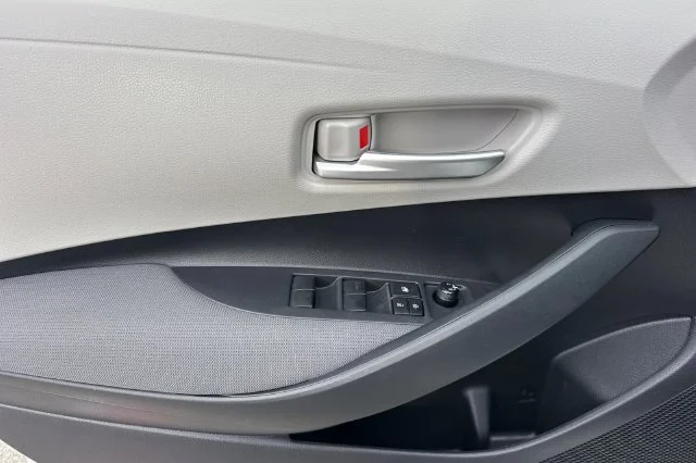 Used 2020 White Toyota LE image 12