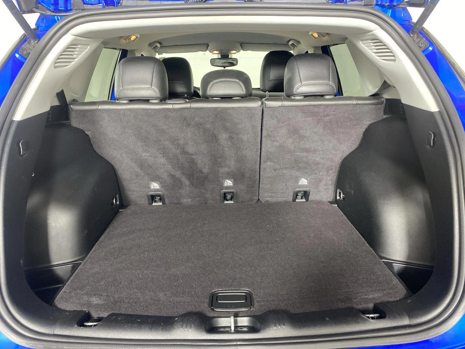 Used 2020 Laser Blue Pearlcoat Jeep Latitude image 24