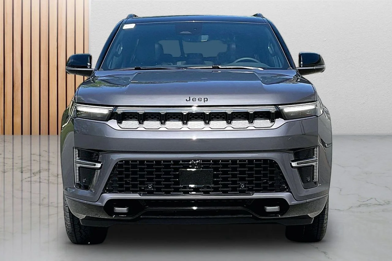 New 2026 Baltic-Gray Metallic Clear-Coat Exterior Paint Jeep Upland image 3