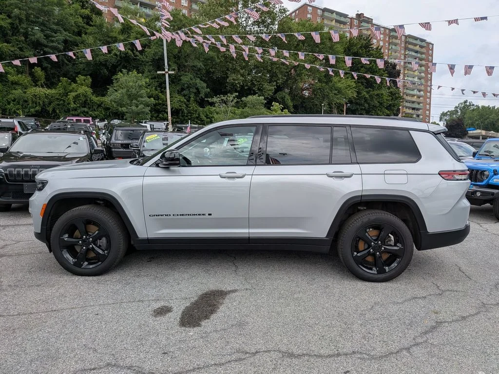 Used 2025 Silver Jeep Limited image 12