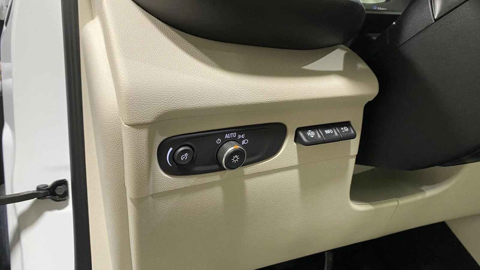 Used 2023 White Frost Tricoat Buick Avenir image 36