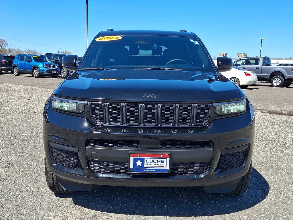 Used 2024 Diamond Black Crystal Pearlcoat Jeep Altitude image 4