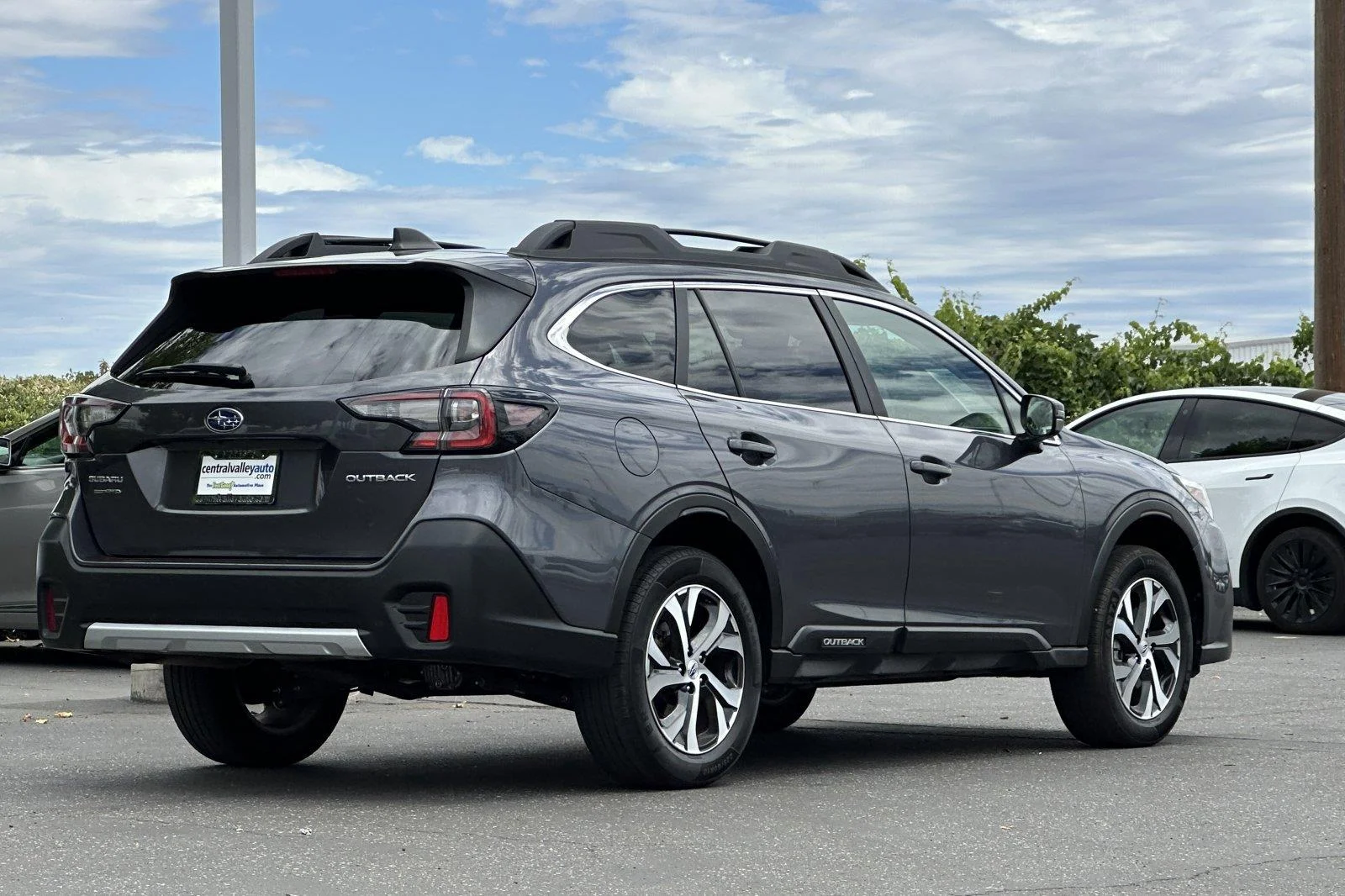 Used 2022 Magnetite Gray Metallic Subaru Limited image 4