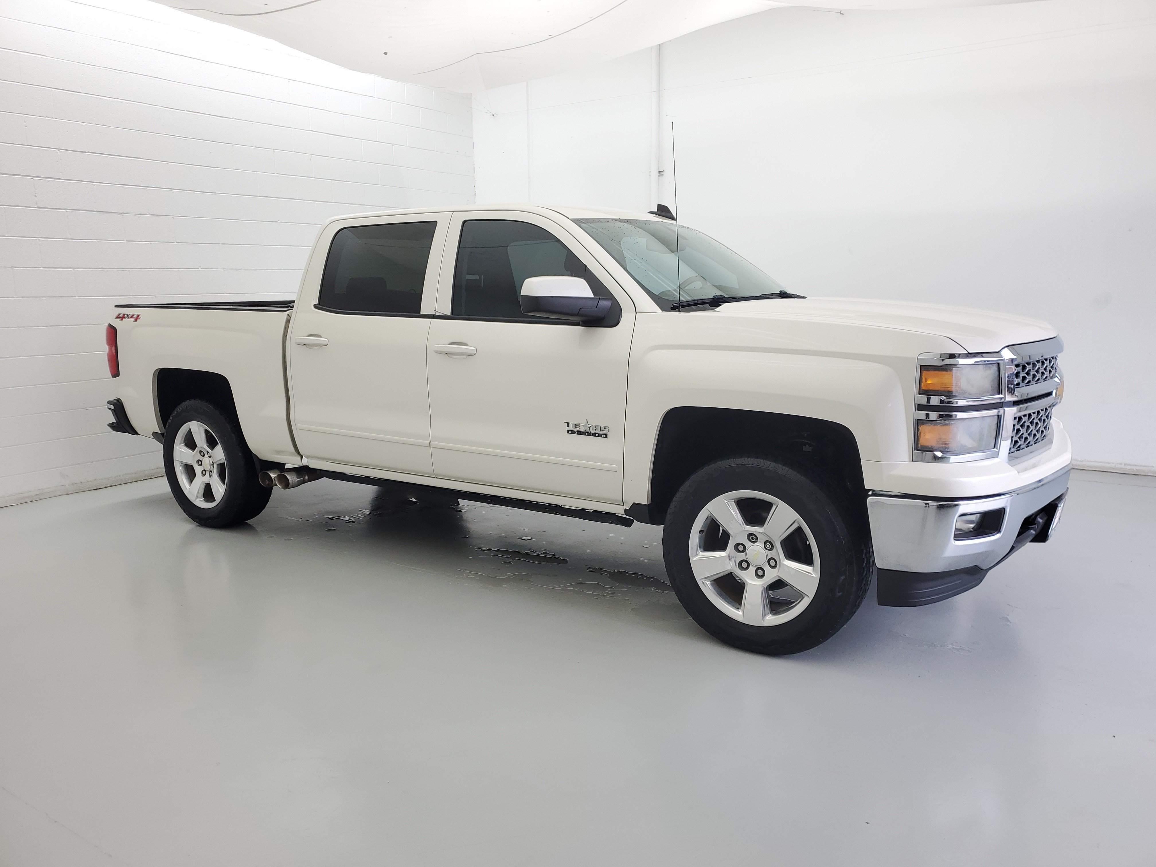 Used 2015 White Diamond Pearl Chevrolet LT image 4