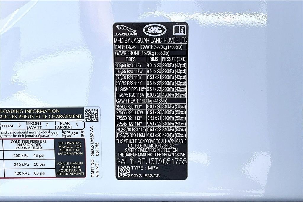 New 2026 FUJI WHITE Land Rover Dynamic SE image 8