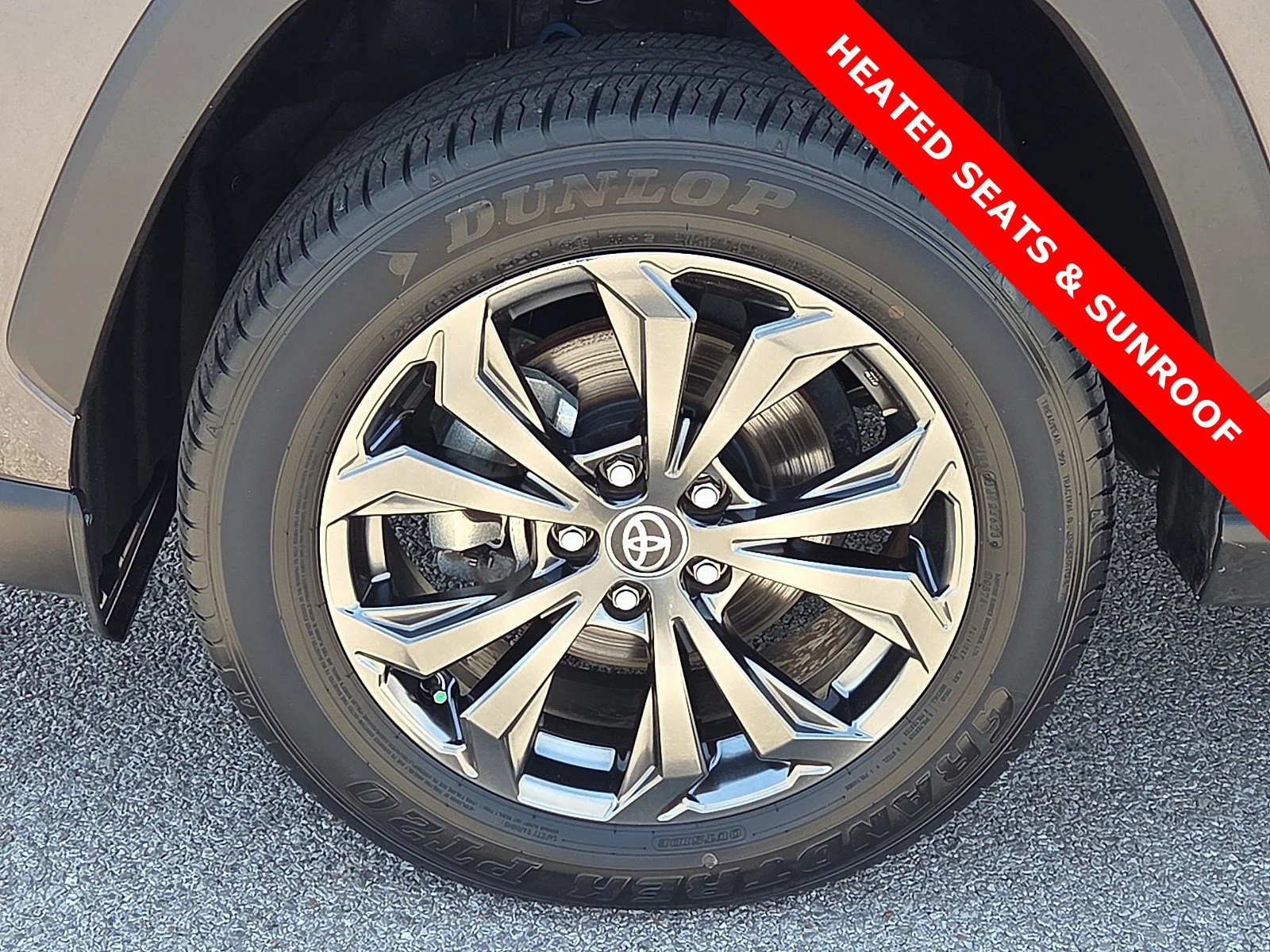 Used 2024 Magnetic Gray Metallic Toyota Hybrid XLE Premium image 7