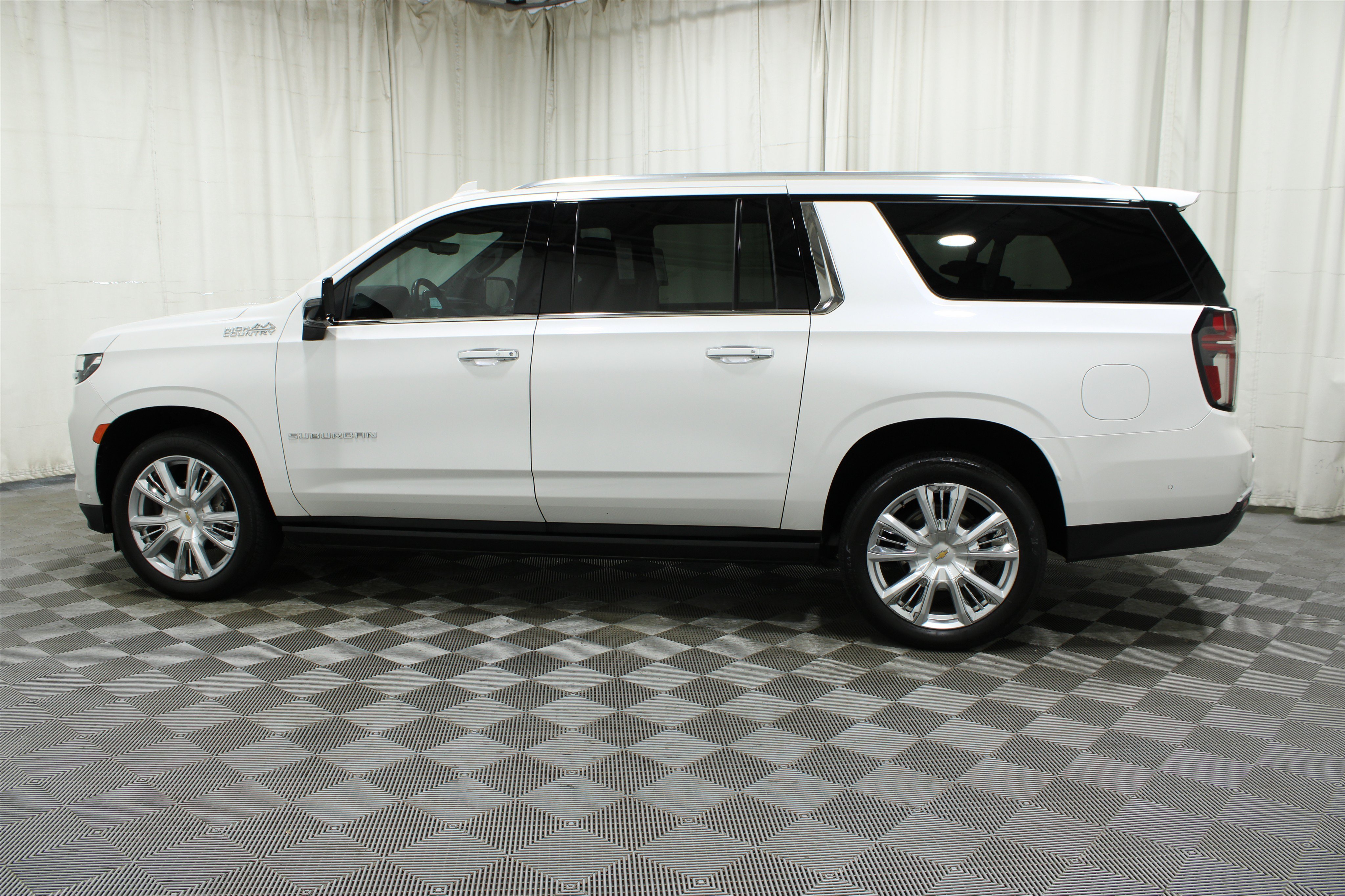Used 2024 Iridescent Pearl Tricoat Chevrolet High Country image 44