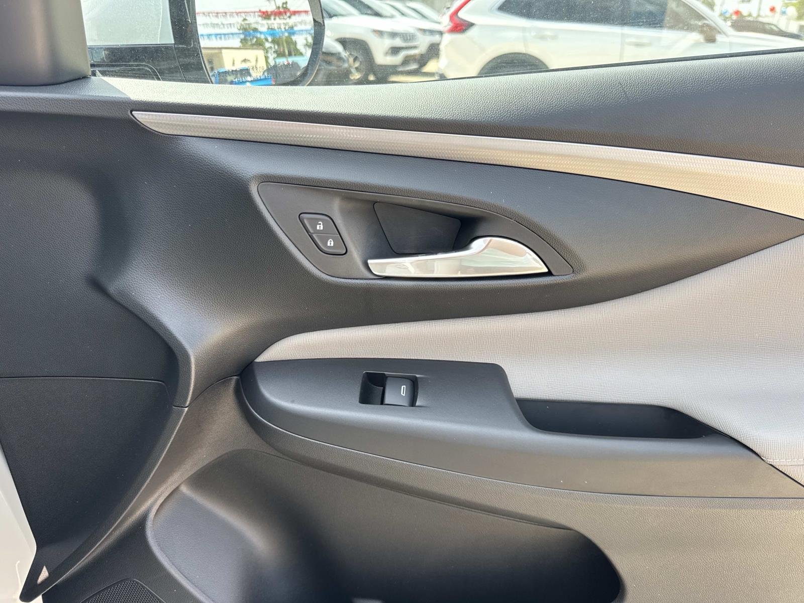 Used 2025 White Frost Tricoat Buick Avenir image 14