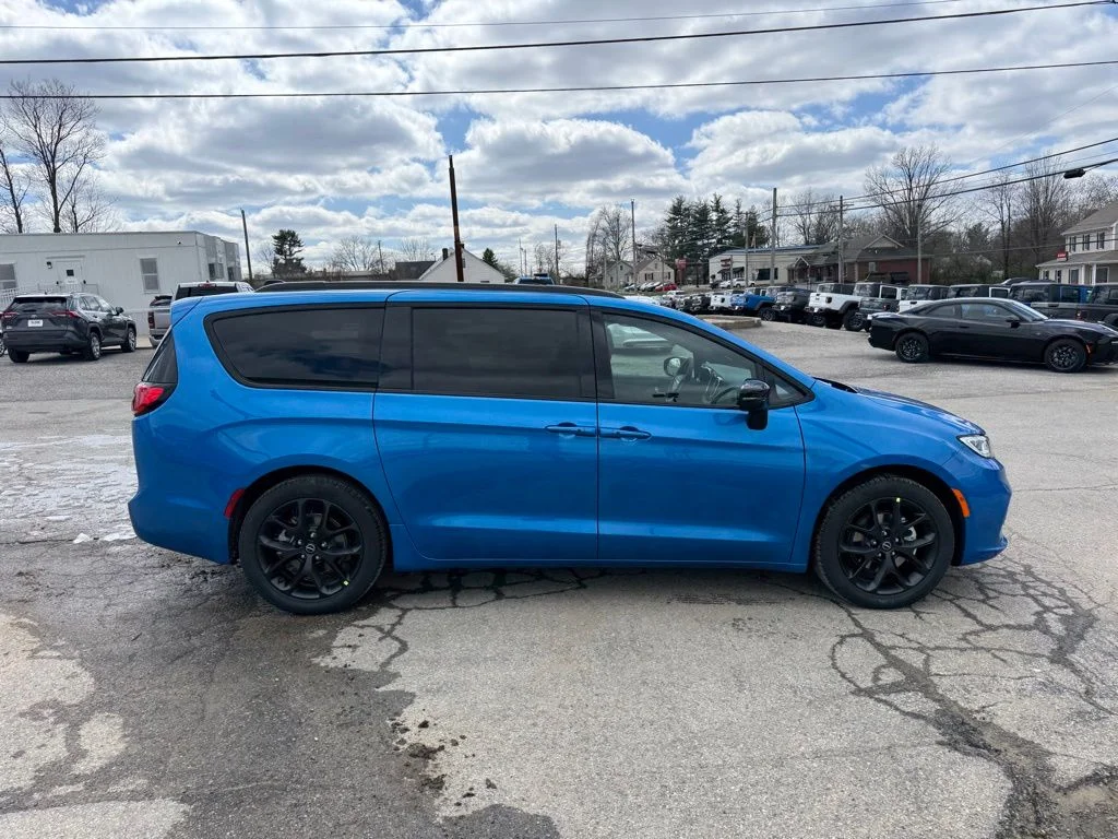 New 2026 Hydro Blue Pearl-Coat Exterior Paint Chrysler Select image 5