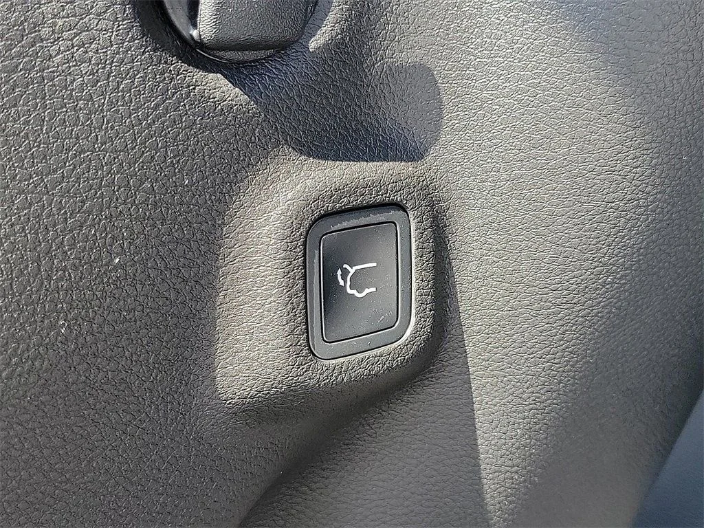 New 2026 Diamond Black Crystal Pearl-Coat Exterior Paint Jeep Latitude image 19