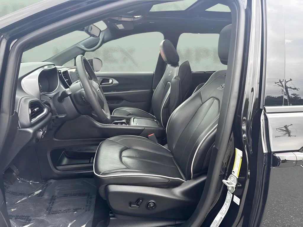 Used 2025 Black Chrysler Limited image 6