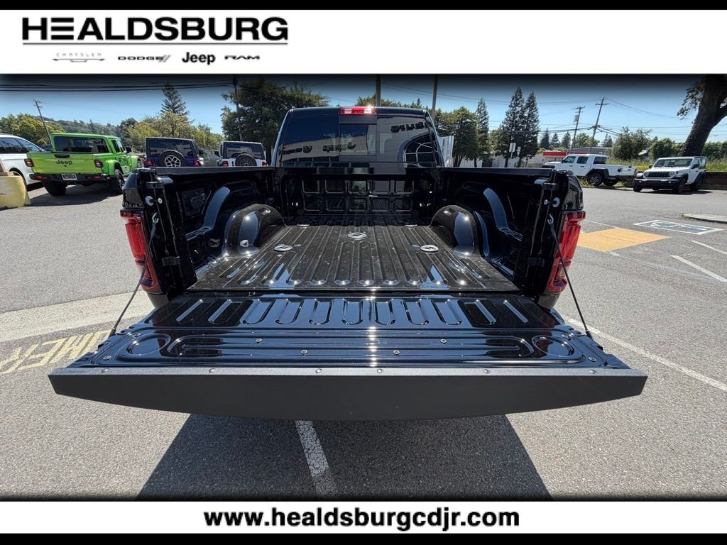 New 2026 Diamond Black Crystal Pearl-Coat Exterior Paint RAM Tradesman image 25