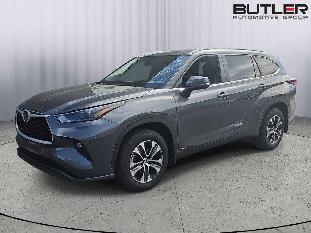 Used 2025 Magnetic Gray Metallic Toyota XLE image 1