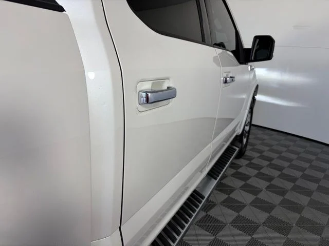 Used 2018 White Platinum Clearcoat Metallic Ford Lariat image 9