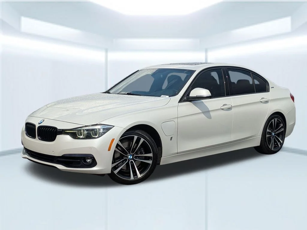 Used 2018 White BMW 330e iPerformance image 1