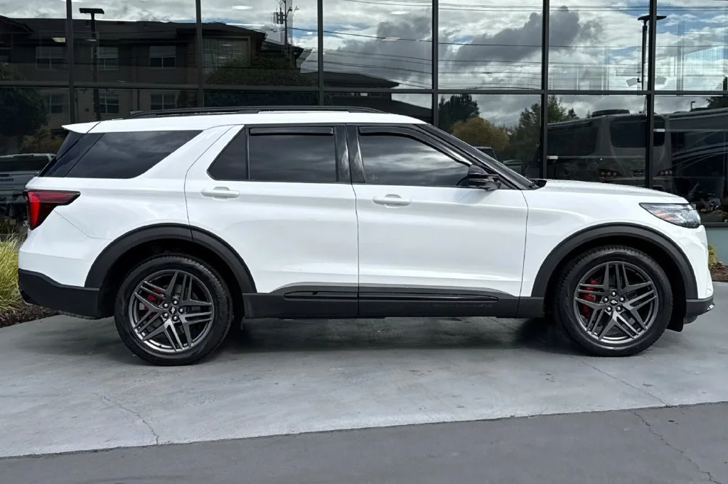 2025 Ford Explorer ST - Photo 3