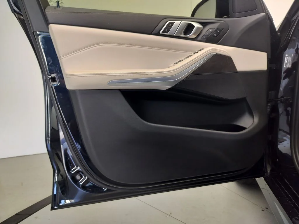 Used 2022 Black BMW sDrive40i image 5