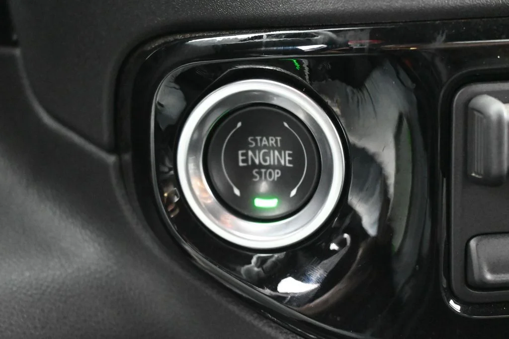 Used 2025 Sterling Metallic GMC Elevation image 23
