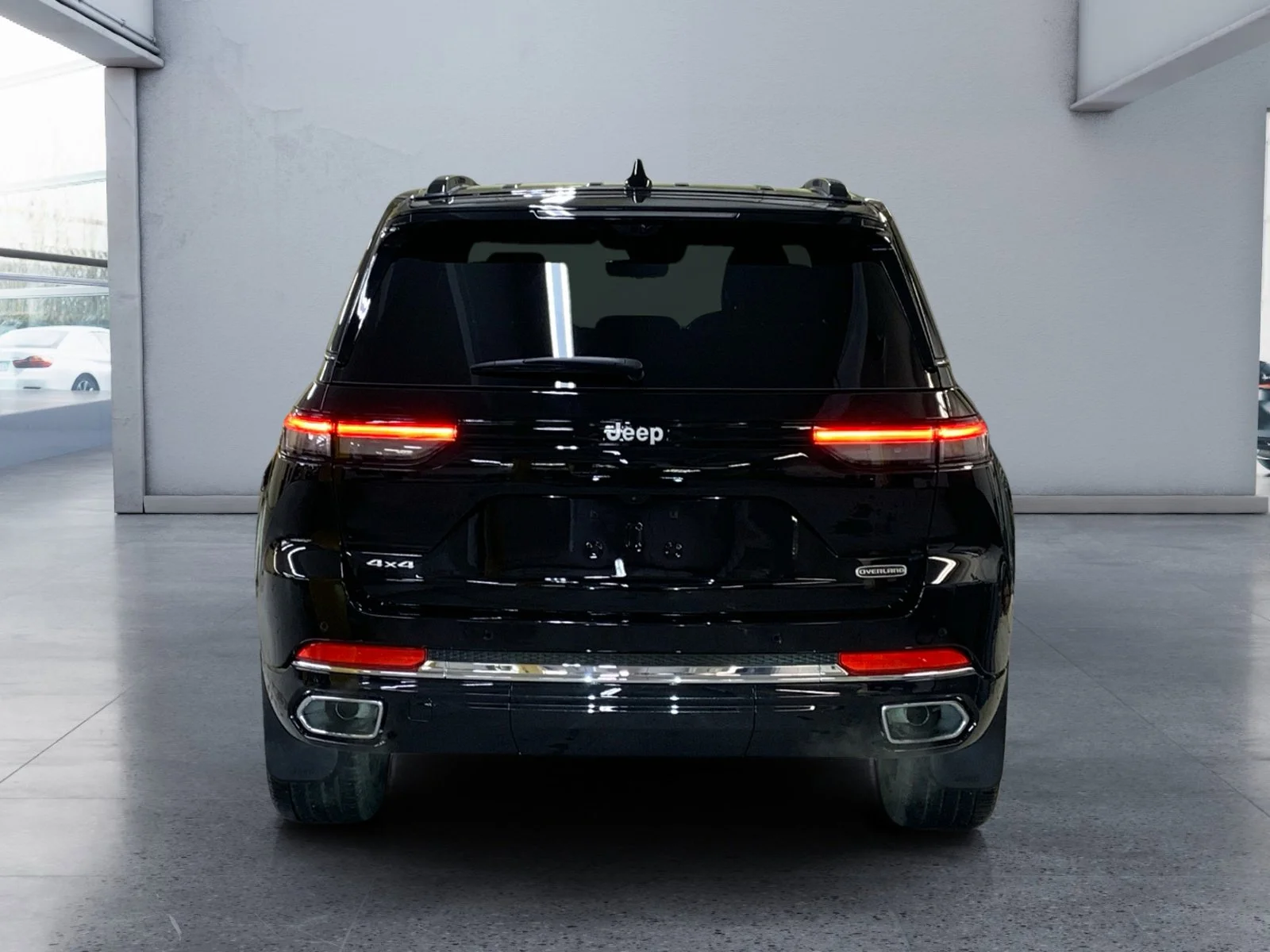 Used 2025 Diamond Black Crystal Pearl Jeep Overland image 4