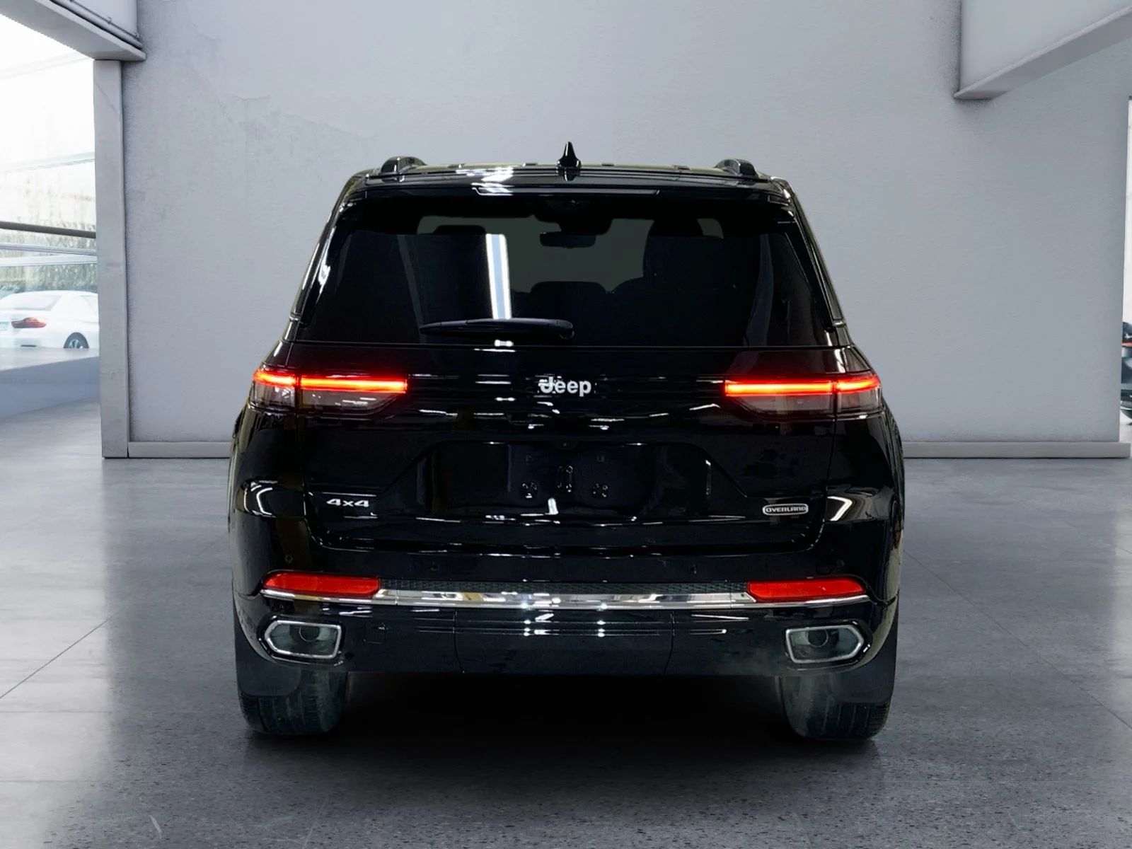 Used 2025 Diamond Black Crystal Pearl Jeep Overland image 4