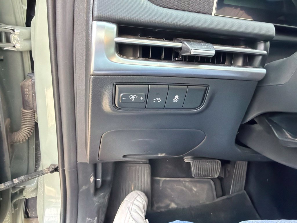 Used 2025 Green Hyundai SEL image 9
