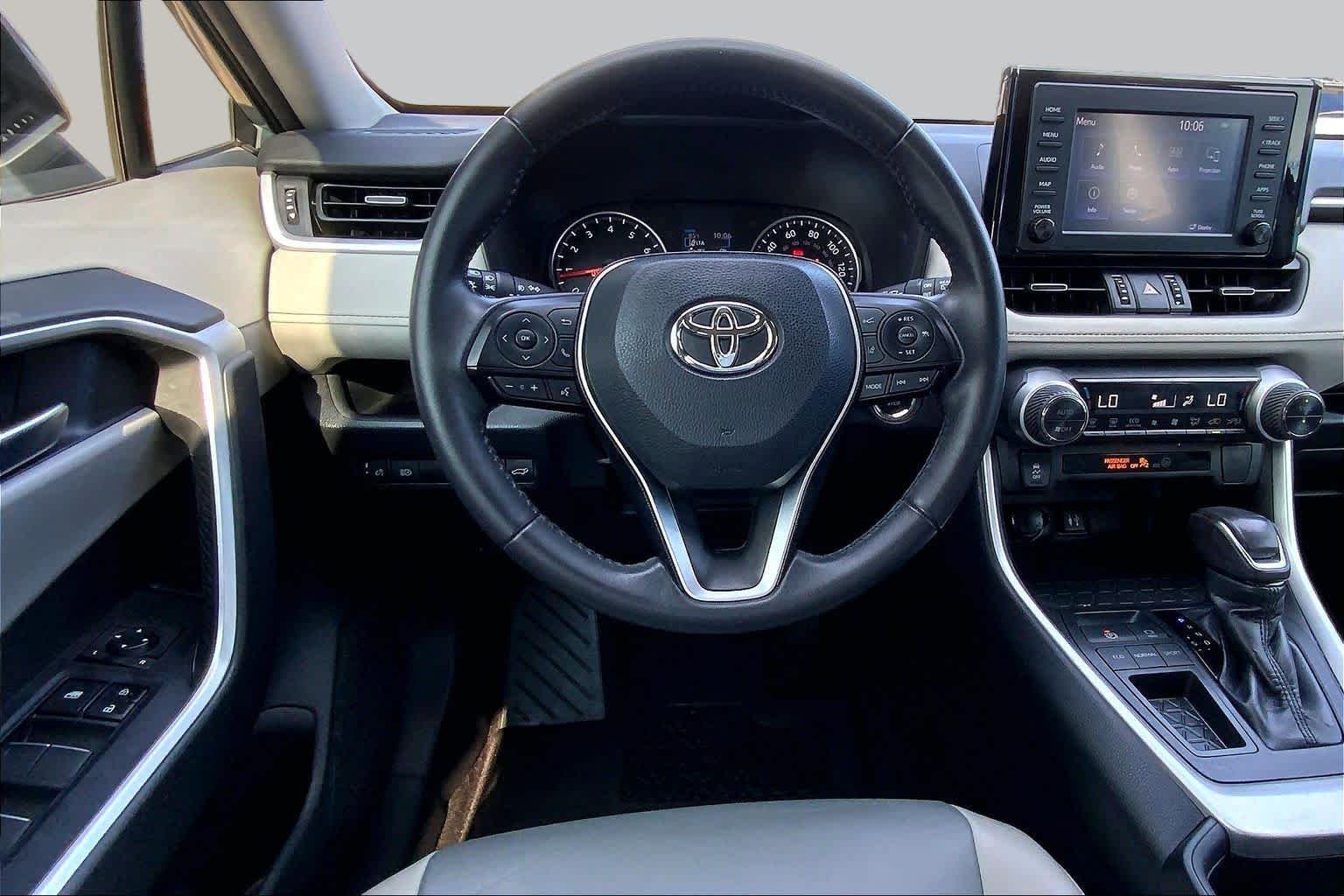 Used 2019 Lunar Rock Toyota XLE Premium image 6