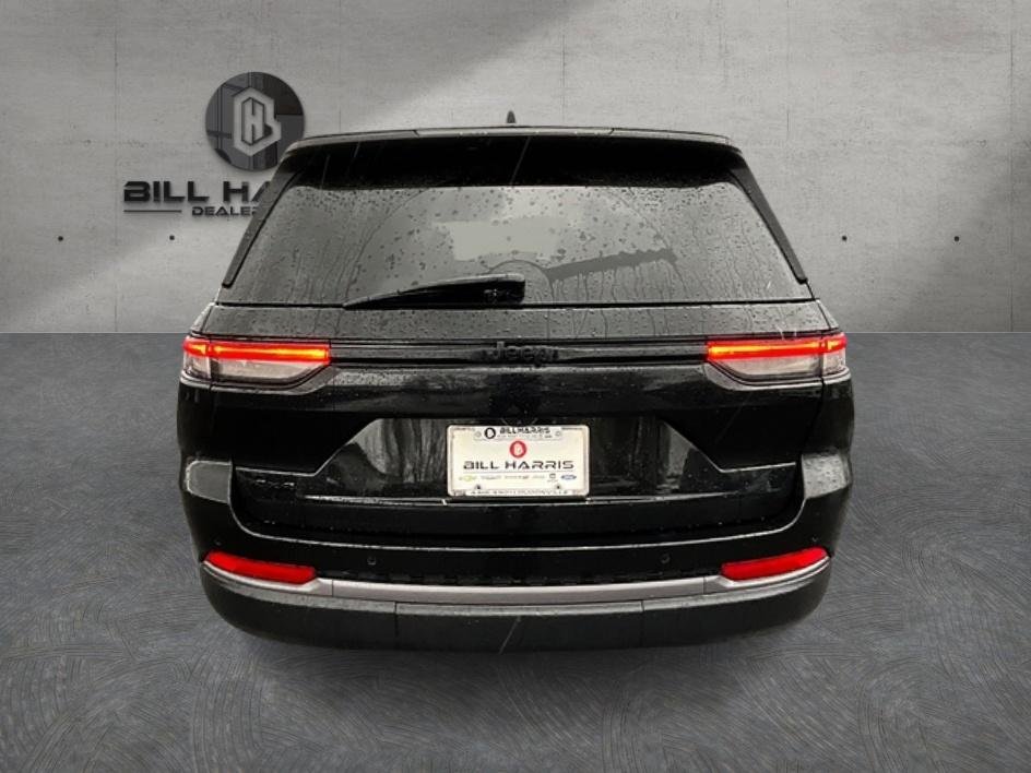New 2026 Diamond Black Crystal Pearl-Coat Exterior Paint Jeep Laredo Altitude image 7