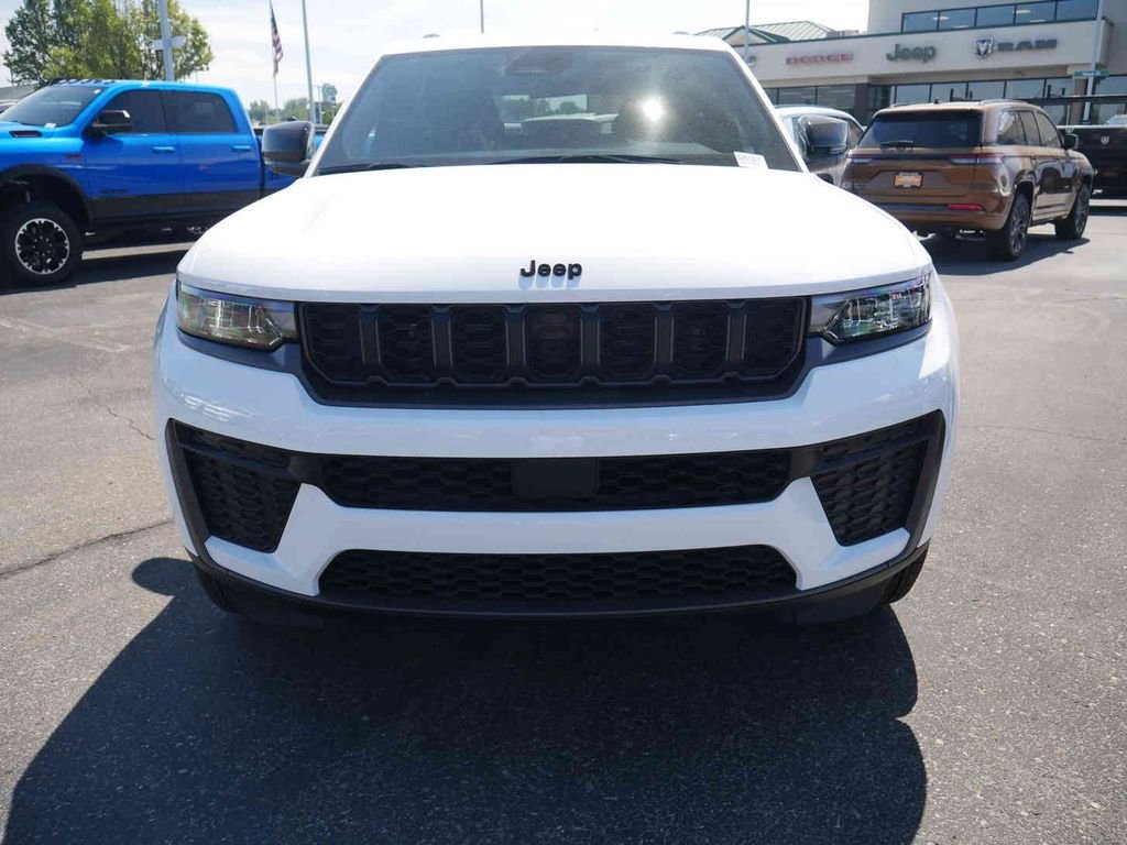 New 2026 Bright White Clear-Coat Exterior Paint Jeep Laredo image 2